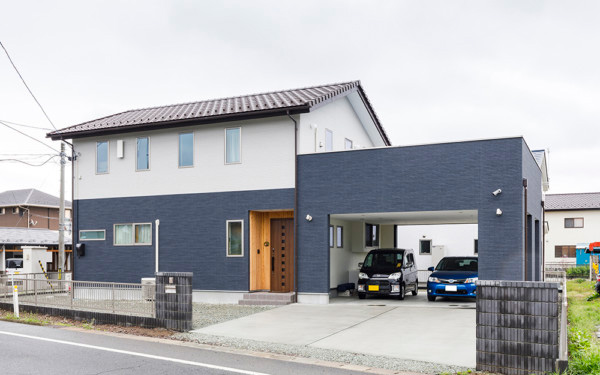 屋根付きガレージのある家